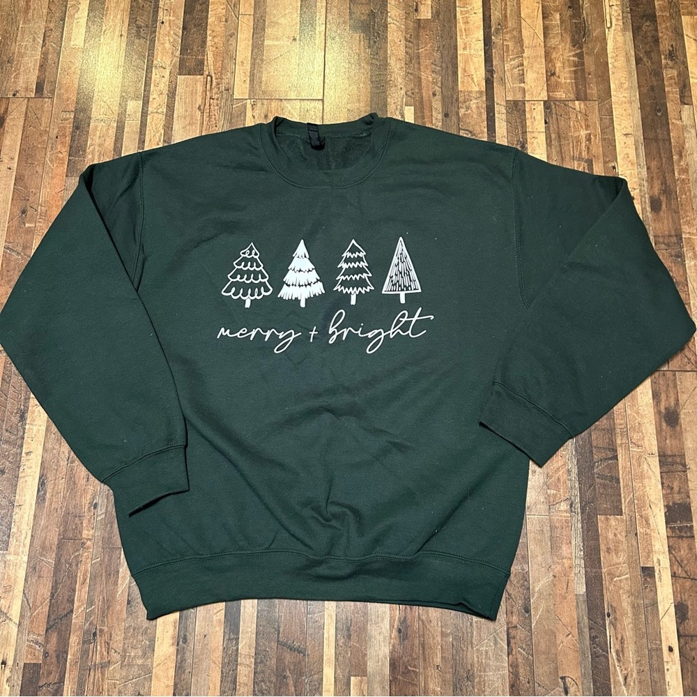 Merry & Bright Christmas Tree Dark Green Gildan Crewneck Sweatshirt Size Medium